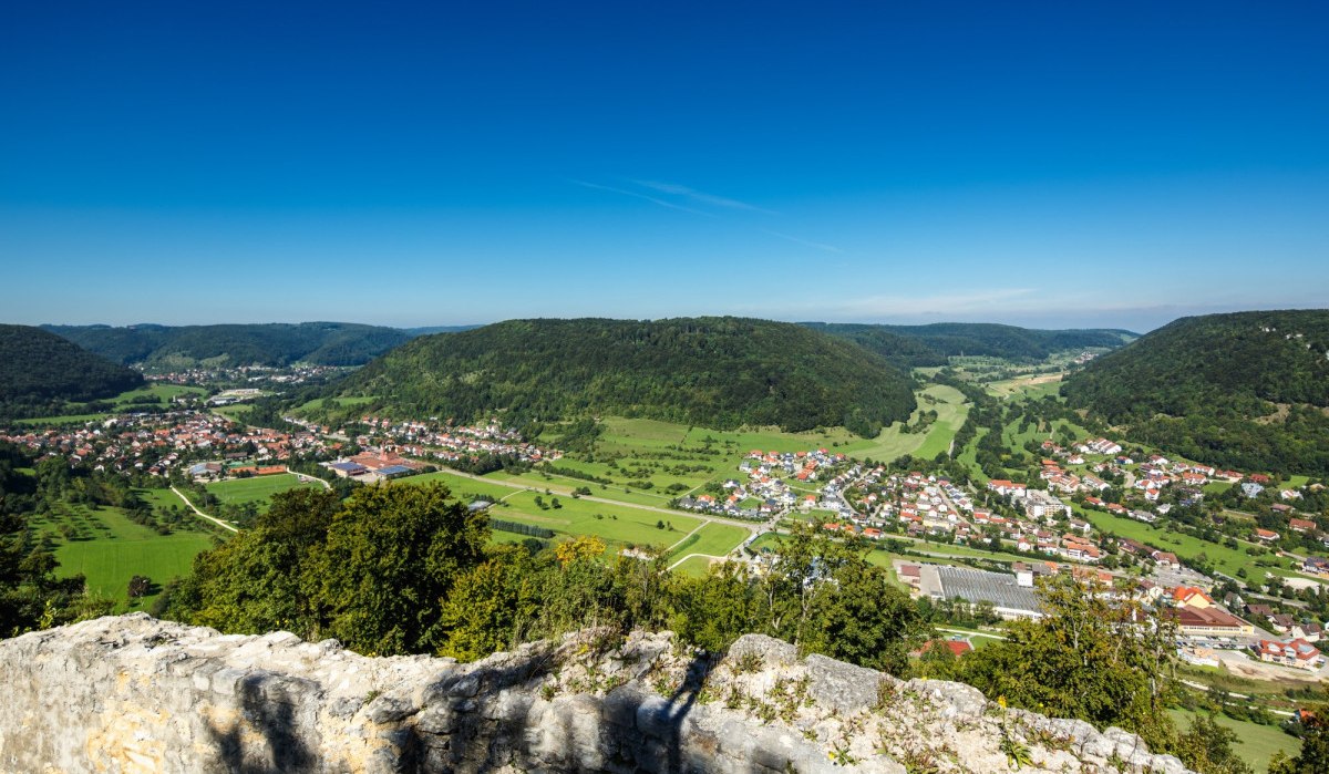 Panoramablick von der Hiltenburg auf Bad Ditzenbach, umgeben von grünen Hügeln und unter klarem, blauem Himmel., © Landkreis Göppingen Panoramablick von der Hiltenburg auf Bad Ditzenbach, umgeben von grünen Hügeln und unter klarem, blauem Himmel., © Landkreis Göppingen