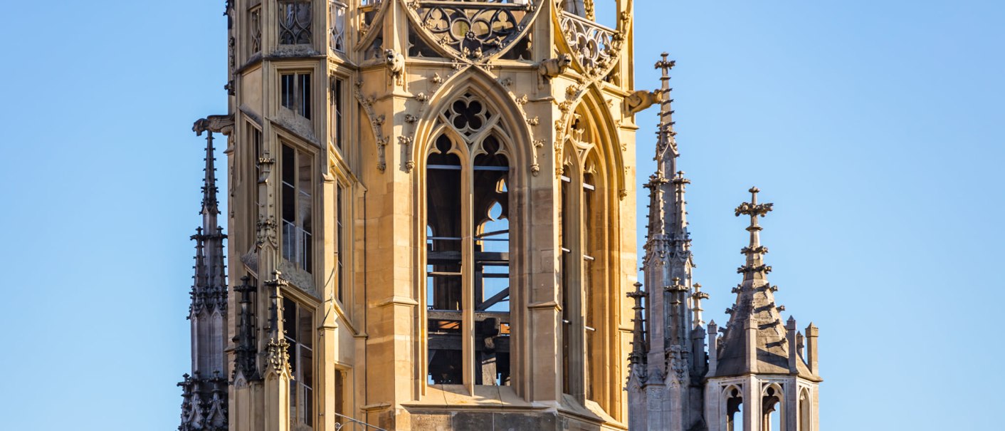 Detailansicht der Frauenkirche in Esslingen mit gotischen Verzierungen und Türmen vor blauem Himmel., © Jarek Ciesla Detailansicht der Frauenkirche in Esslingen mit gotischen Verzierungen und Türmen vor blauem Himmel., © Jarek Ciesla