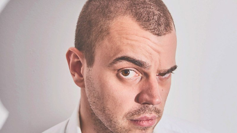 Ein Mann mit skeptischem Blick, kurz geschorenem Haar und weißem Hemd vor hellem Hintergrund., © IMK - Rainer Koczwara Ein Mann mit skeptischem Blick, kurz geschorenem Haar und weißem Hemd vor hellem Hintergrund., © IMK - Rainer Koczwara