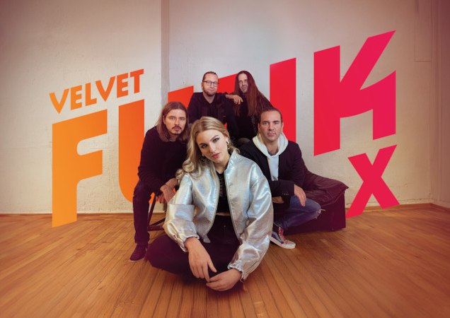 Eine Musikgruppe sitzt und steht vor einem gro&szlig;en Schriftzug 'Velvet Funk X' in einem Raum mit Holzboden. Die Mitglieder tragen l&auml;ssige Kleidung., &copy; Interessengemeinschaft Kultur Sindelfingen / B&ouml;blingen e.V.