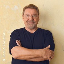 Jürgen von der Lippe: Sextextsextett - Comedy-Lesung, © links im Bild Jürgen von der Lippe: Sextextsextett - Comedy-Lesung, © links im Bild