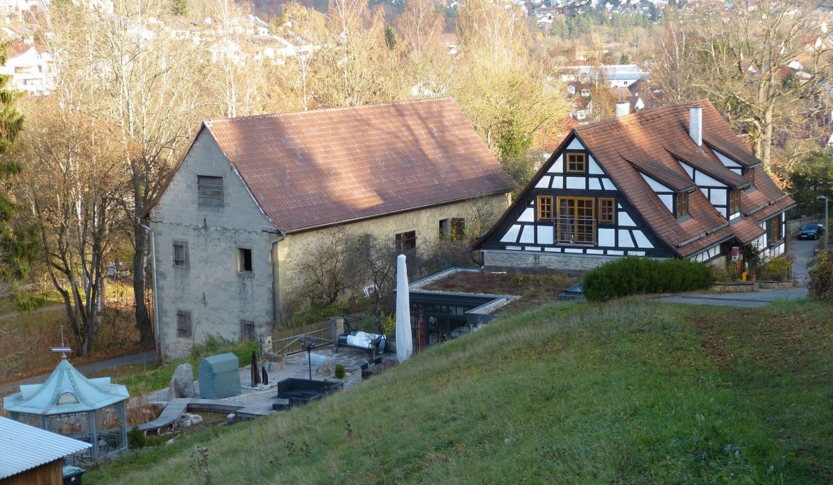 Fachwerkhaus und altes Gebäude in ländlicher Umgebung, umgeben von Bäumen und Hügeln., © Natur.Nah. Schönbuch & Heckengäu
