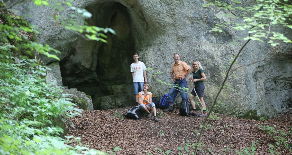 Eine Familie macht Pause vor der Wassersteinhöhle, © Bad Urach Tourismus Eine Familie macht Pause vor der Wassersteinhöhle, © Bad Urach Tourismus