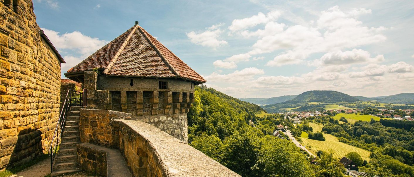 Burg Hohenrechberg mit Blick auf gr&uuml;ne H&uuml;gel und ein Dorf in der Ferne unter blauem Himmel., &copy; Stuttgart-Marketing GmbH, Sarah Schmid