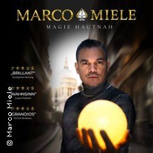 Ein Mann mit leuchtender Kugel, umgeben von unscharfem Hintergrund. Text: 'Marco Miele Magie Hautnah'., &copy; links im Bild