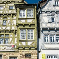 Zwei historische Fachwerkhäuser am Marktplatz in Böblingen, eines in Grün und das andere in Grau, bei klarem Himmel., © Stuttgart-Marketing GmbH, Sarah Schmid Zwei historische Fachwerkhäuser am Marktplatz in Böblingen, eines in Grün und das andere in Grau, bei klarem Himmel., © Stuttgart-Marketing GmbH, Sarah Schmid