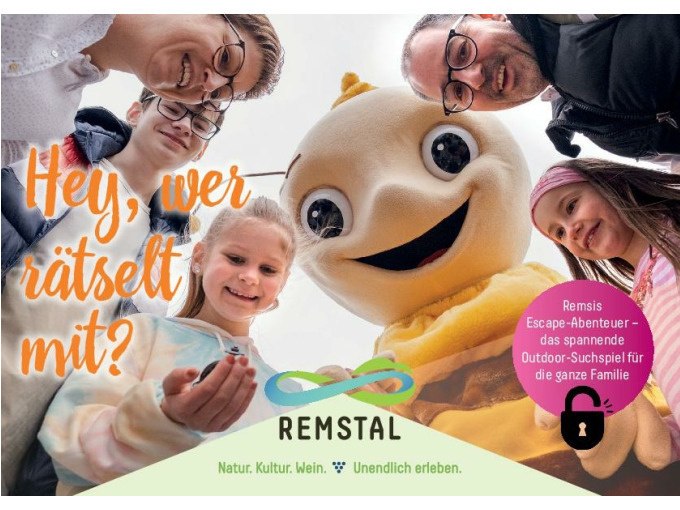 Menschen und ein Maskottchen l&auml;cheln in die Kamera. Text: 'Hey, wer r&auml;tselt mit?' und 'Remsis Escape-Abenteuer - das spannende Outdoor-Suchspiel f&uuml;r die ganze Familie'., &copy; Eigenbetrieb Tourismus und Citymanagement Schorndorf