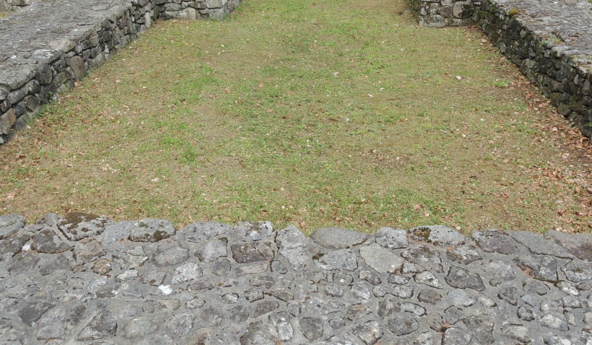 Steinmauern einer Klosterruine in Horrheim, umgeben von grünen Bäumen und Gras im Innenhof., © Land der 1000 Hügel - Kraichgau-Stromberg Steinmauern einer Klosterruine in Horrheim, umgeben von grünen Bäumen und Gras im Innenhof., © Land der 1000 Hügel - Kraichgau-Stromberg