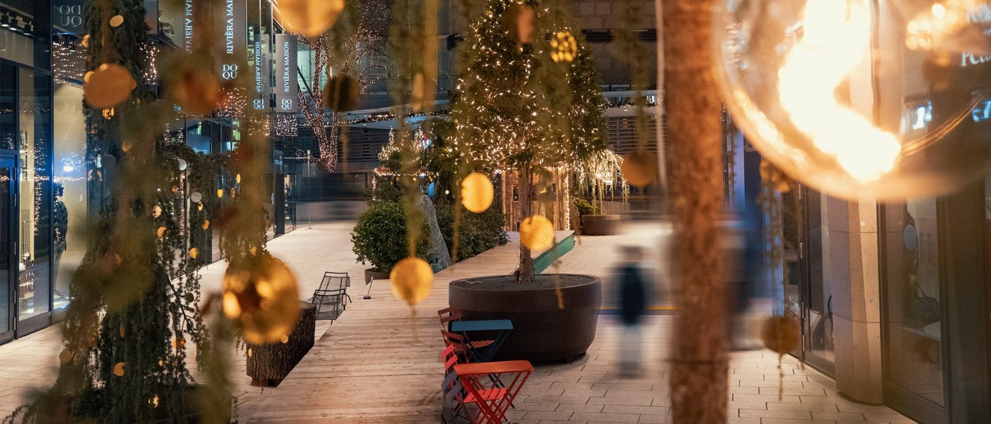Das Dorotheen Quartier in Stuttgart ist festlich beleuchtet mit Lichterketten und Dekorationen. Ein ruhiger, abendlicher Spaziergang durch die Gassen., © Dorotheen Quartier Das Dorotheen Quartier in Stuttgart ist festlich beleuchtet mit Lichterketten und Dekorationen. Ein ruhiger, abendlicher Spaziergang durch die Gassen., © Dorotheen Quartier