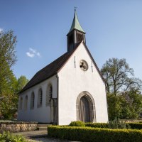 Die Maria Hilf Kapelle in Wernau steht unter blauem Himmel, umgeben von Bäumen und gepflegten Hecken., © Stuttgart-Marketing GmbH, Achim Mende