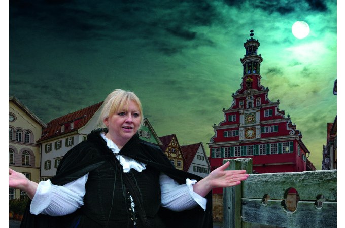 Eine Frau in historischer Kleidung steht vor dem Alten Rathaus in Esslingen. Der Vollmond leuchtet am Nachthimmel., &copy; Esslinger Stadtmarketing &amp; Tourismus GmbH