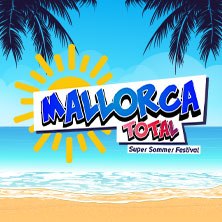 Logo des Mallorca Total Super Sommer Festivals mit Sonne, Strand und Palmen im Hintergrund., © links im Bild Logo des Mallorca Total Super Sommer Festivals mit Sonne, Strand und Palmen im Hintergrund., © links im Bild