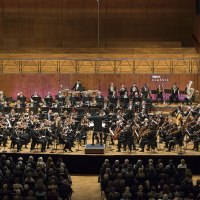 Das SWR Symphonieorchester spielt auf einer großen Bühne vor Publikum. Die Musiker tragen formelle Kleidung, und der Dirigent steht in der Mitte., © SWR Alexander Kluge Das SWR Symphonieorchester spielt auf einer großen Bühne vor Publikum. Die Musiker tragen formelle Kleidung, und der Dirigent steht in der Mitte., © SWR Alexander Kluge
