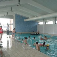 Menschen schwimmen und spielen in einem Hallenbad. Einige stehen am Beckenrand, andere sind im Wasser. Helle, moderne Architektur., © Filder Stadtwerke Menschen schwimmen und spielen in einem Hallenbad. Einige stehen am Beckenrand, andere sind im Wasser. Helle, moderne Architektur., © Filder Stadtwerke