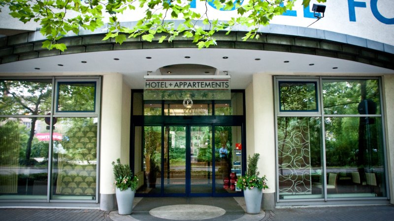 Hoteleingang mit Glasfront und der Aufschrift 'Hotel + Appartements'. Zwei große Pflanzkübel flankieren den Eingang., © City Hotel Reutlingen Hoteleingang mit Glasfront und der Aufschrift 'Hotel + Appartements'. Zwei große Pflanzkübel flankieren den Eingang., © City Hotel Reutlingen
