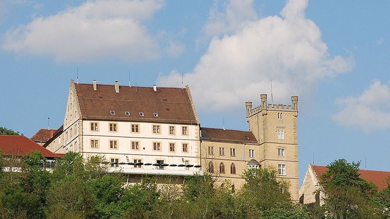 Schloss Weitenburg thront majestätisch über grünen Bäumen, mit einem klaren blauen Himmel und weißen Wolken im Hintergrund., © Hotel & Restaurant Schloss Weitenburg Schloss Weitenburg thront majestätisch über grünen Bäumen, mit einem klaren blauen Himmel und weißen Wolken im Hintergrund., © Hotel & Restaurant Schloss Weitenburg