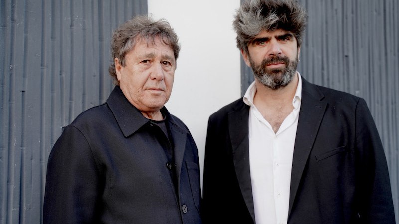 Zwei Männer in dunkler Kleidung stehen vor einer strukturierten, grauen Wand. Sie blicken ernst in die Kamera., © Jazzclub Schwäbisch Hall e.V. Zwei Männer in dunkler Kleidung stehen vor einer strukturierten, grauen Wand. Sie blicken ernst in die Kamera., © Jazzclub Schwäbisch Hall e.V.