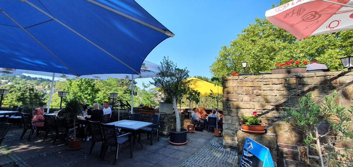 Auf der Terrasse sitzen und den Sommer genießen, © EST