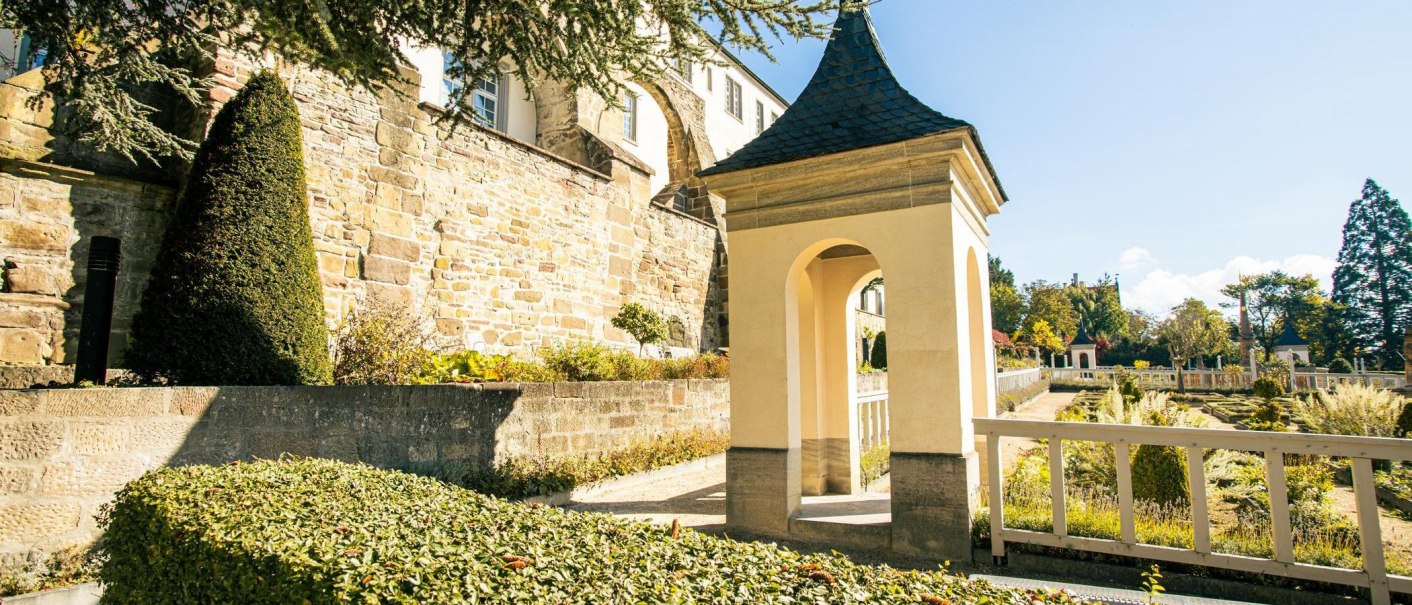 Der Pomeranzengarten in Leonberg zeigt gepflegte Hecken und einen Pavillon vor dem historischen Schloss. Sonniges Wetter und blauer Himmel., © Stuttgart-Marketing GmbH, Sarah Schmid Der Pomeranzengarten in Leonberg zeigt gepflegte Hecken und einen Pavillon vor dem historischen Schloss. Sonniges Wetter und blauer Himmel., © Stuttgart-Marketing GmbH, Sarah Schmid