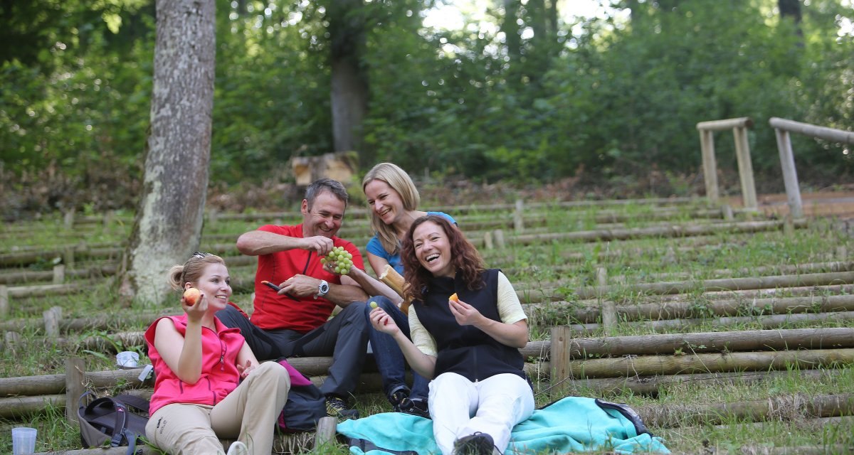 Wanderer schließen ihre Tour mit einem Picknick ab, © Bad Urach Tourismus Wanderer schließen ihre Tour mit einem Picknick ab, © Bad Urach Tourismus