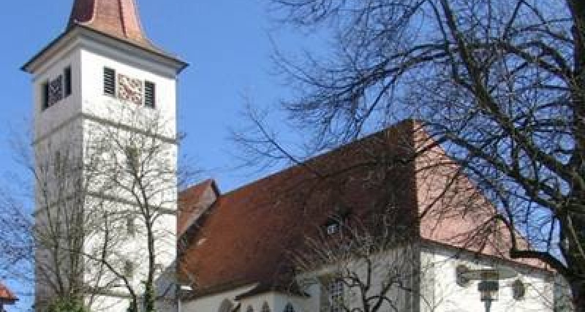 Die Evangelische St. Blasius Kirche in Altdorf mit hohem Turm und rotem Dach, umgeben von Bäumen, bei klarem Himmel., © Natur.Nah. Schönbuch & Heckengäu Die Evangelische St. Blasius Kirche in Altdorf mit hohem Turm und rotem Dach, umgeben von Bäumen, bei klarem Himmel., © Natur.Nah. Schönbuch & Heckengäu