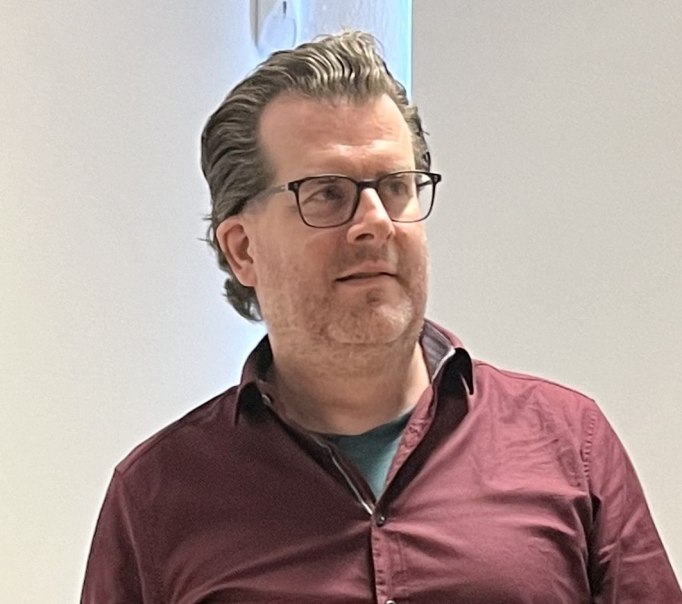 Simon Santschi, Kurator der Ausstellung "Sprache St&uuml;cke", &copy; Ina Pen&szlig;ler