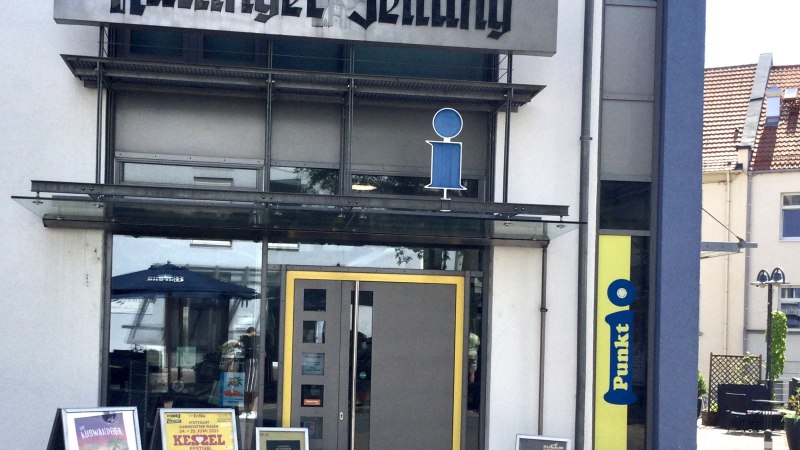 Eingang der 'N&uuml;rtinger Zeitung' mit Infopunkt-Symbol und Plakaten vor der T&uuml;r., &copy; J. Tubolzer