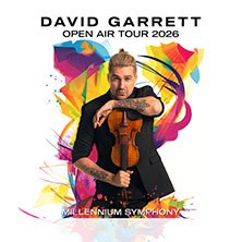 David Garrett posiert mit einer Violine vor einem bunten, abstrakten Hintergrund. Text: "Open Air Tour 2026 - Millennium Symphony"., © links im Bild David Garrett posiert mit einer Violine vor einem bunten, abstrakten Hintergrund. Text: "Open Air Tour 2026 - Millennium Symphony"., © links im Bild