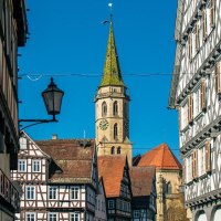 Fachwerkhäuser in der Altstadt von Schorndorf, mit einem Kirchturm im Hintergrund unter klarem, blauem Himmel., © Stuttgart-Marketing GmbH, Sarah Schmid Fachwerkhäuser in der Altstadt von Schorndorf, mit einem Kirchturm im Hintergrund unter klarem, blauem Himmel., © Stuttgart-Marketing GmbH, Sarah Schmid