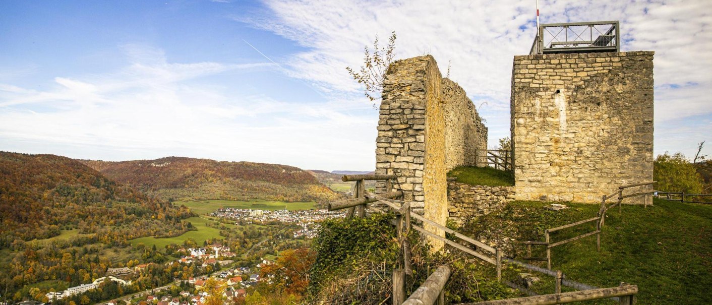 Die Ruinen der Hiltenburg in Bad Ditzenbach bieten einen weiten Blick &uuml;ber das herbstliche Tal und die umliegenden H&uuml;gel., &copy; SMG, Sarah Schmid