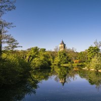 Fluss mit klarem Wasser, umgeben von üppigem Grün. Ein Kirchturm ragt im Hintergrund in den blauen Himmel., © SMG, Sarah Schmid Fluss mit klarem Wasser, umgeben von üppigem Grün. Ein Kirchturm ragt im Hintergrund in den blauen Himmel., © SMG, Sarah Schmid