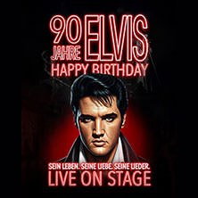Poster mit Elvis-Porträt und Text: '90 Jahre Elvis, Happy Birthday, Live on Stage'. Feier zu seinem Leben und seinen Liedern., © links im Bild Poster mit Elvis-Porträt und Text: '90 Jahre Elvis, Happy Birthday, Live on Stage'. Feier zu seinem Leben und seinen Liedern., © links im Bild