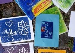 Bunte Kinderzeichnungen auf Papier mit Blumen, Herzen und Namen. Verschiedene Farben und Muster sind zu sehen., © Kunstschule Labyrinth Bunte Kinderzeichnungen auf Papier mit Blumen, Herzen und Namen. Verschiedene Farben und Muster sind zu sehen., © Kunstschule Labyrinth