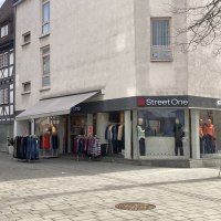Au&szlig;enansicht des "Street One" Partner Stores in N&uuml;rtingen mit Schaufenstern und Kleidung auf St&auml;ndern vor dem Gesch&auml;ft., &copy; Lena Besemer