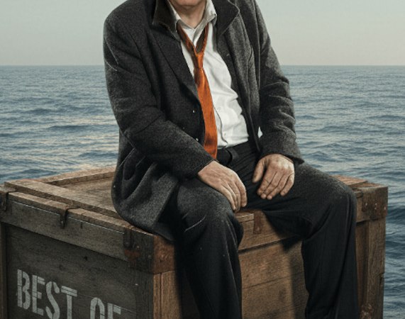 Ein Mann in einem nassen Anzug steht unter Regen, mit einem goldenen Engel auf einem Tisch vor ihm., &copy; Veranstaltungsring Metzingen e.V.