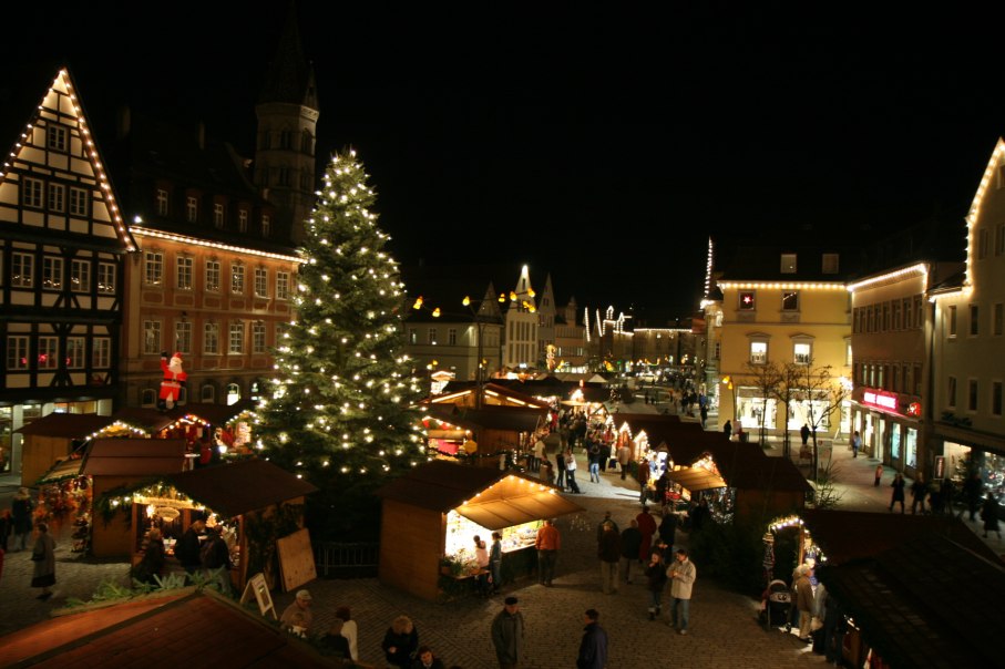 Weihnachtsmarkt bei Nacht mit beleuchteten Ständen und einem großen Weihnachtsbaum in der Mitte., © Für die Bildrechte: Amt für Medien und Kommunikation Schwäbisch Gmünd Weihnachtsmarkt bei Nacht mit beleuchteten Ständen und einem großen Weihnachtsbaum in der Mitte., © Für die Bildrechte: Amt für Medien und Kommunikation Schwäbisch Gmünd