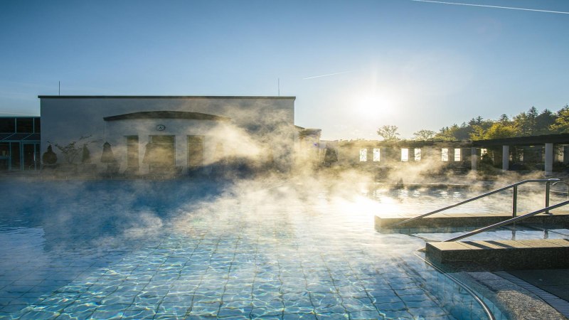 Dampf steigt aus dem Außenpool der Böblingen Mineraltherme auf, während die Sonne am klaren Himmel scheint., © SMG, Sarah Schmid Dampf steigt aus dem Außenpool der Böblingen Mineraltherme auf, während die Sonne am klaren Himmel scheint., © SMG, Sarah Schmid