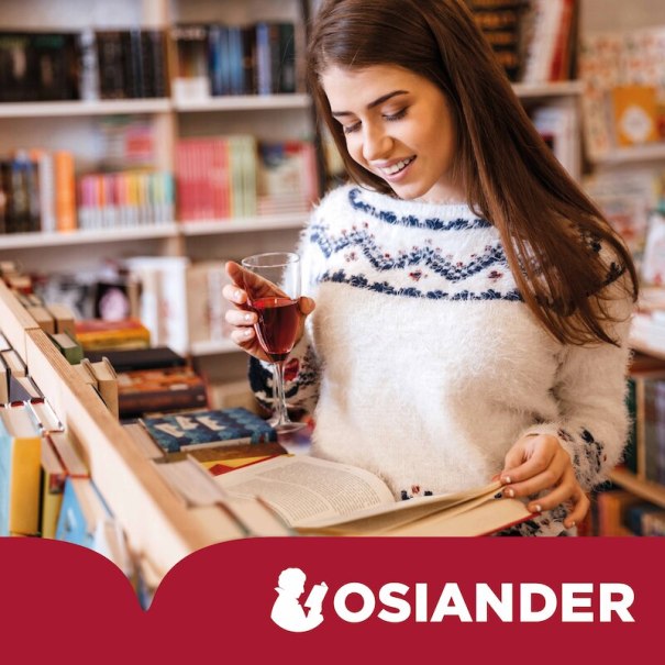 Eine Frau genie&szlig;t ein Buch und ein Glas Wein in einer Buchhandlung. Im Hintergrund sind bunte B&uuml;cherregale zu sehen. Unten ist das Osiander-Logo abgebildet., &copy; Osiander Vertriebsgesellschaft mbH & Co. KG