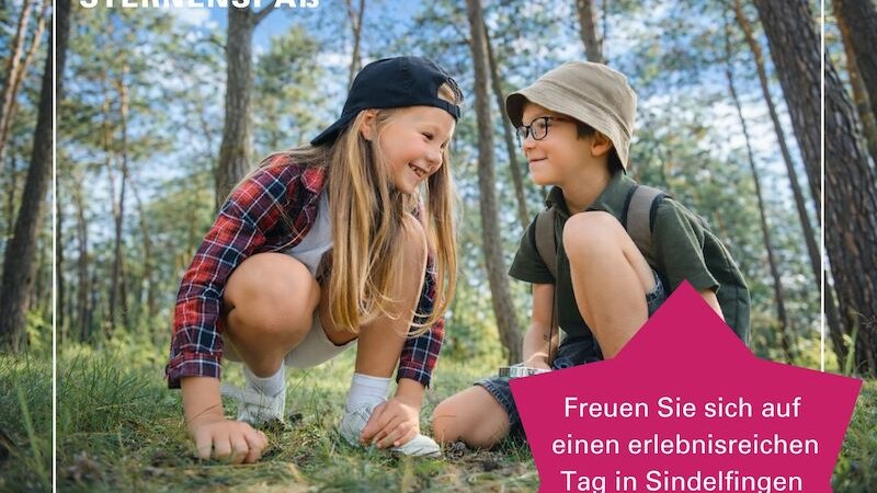 Zwei Kinder knien l&auml;chelnd im Wald. Der Text 'Sindelfinger Sternenspa&szlig;' und eine Einladung zu einem Familientag in Sindelfingen sind zu sehen., &copy; Wirtschaftsf&ouml;rderung Sindelfingen GmbH