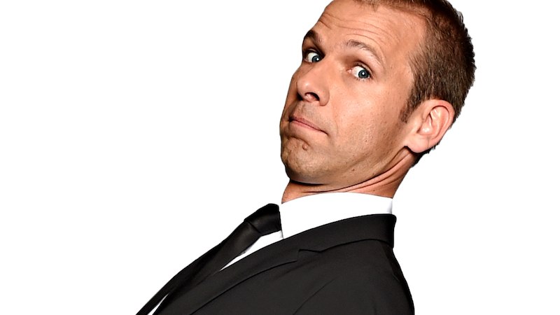 Ein Mann in Anzug und Krawatte lehnt sich zur&uuml;ck und schaut &uuml;berrascht. Wei&szlig;er Hintergrund., &copy; Dieselstrasse Kulturzentrum e.V.