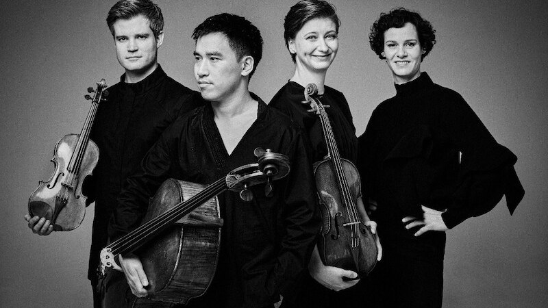 Das Notos Quartett posiert in Schwarz-Wei&szlig; mit ihren Streichinstrumenten. Vier Musiker in eleganter Kleidung strahlen Professionalit&auml;t aus., &copy; Stadtverwaltung Kirchheim unter Teck - Kulturring
