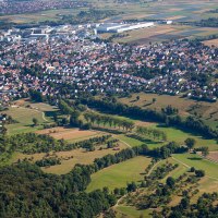 Luftaufnahme von Filderstadt: Wohngebiete, landwirtschaftliche Flächen und grüne Landschaften prägen das Bild. Im Hintergrund sind Felder und Gebäude zu sehen., © Stuttgart-Marketing GmbH