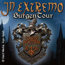 Plakat f&uuml;r die In Extremo Burgentour 2026 mit dem Motto 'Carpe Noctem'. Ein Wappen und gotische Schrift vor einem n&auml;chtlichen Himmel., &copy; links im Bild