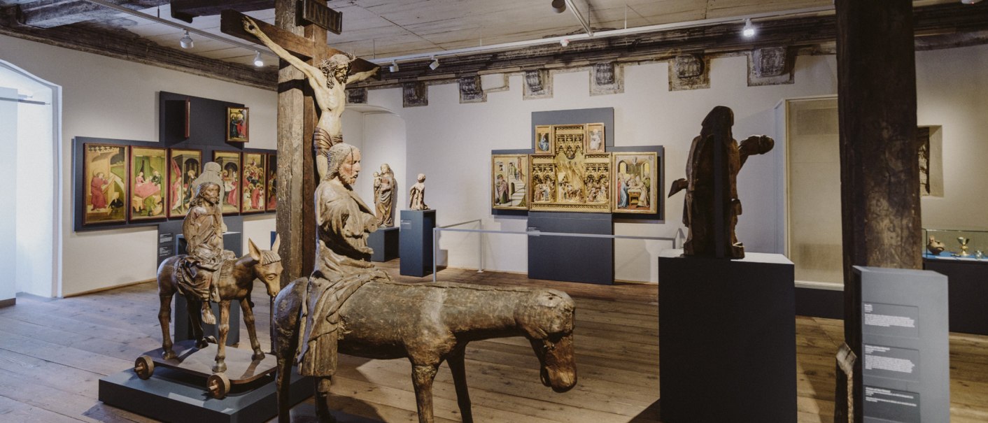 Innenansicht des Hällisch-Fränkischen Museums mit religiösen Skulpturen und Gemälden an den Wänden., © Nico Kurth