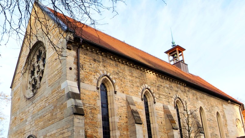 Steinkirche mit rotem Satteldach, Rundfenster und kleinem Glockenturm, von kahlen &Auml;sten und Herbstb&auml;umen umrahmt., &copy; St. Katharina Stuttgart