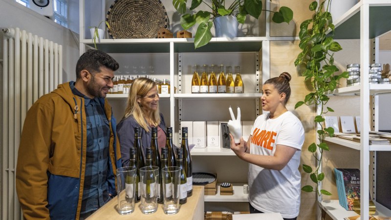 Ein Paar ist bei der Beratung in einem Laden mit der Verk&auml;uferin zu sehen, &copy; Torsten Wenzler