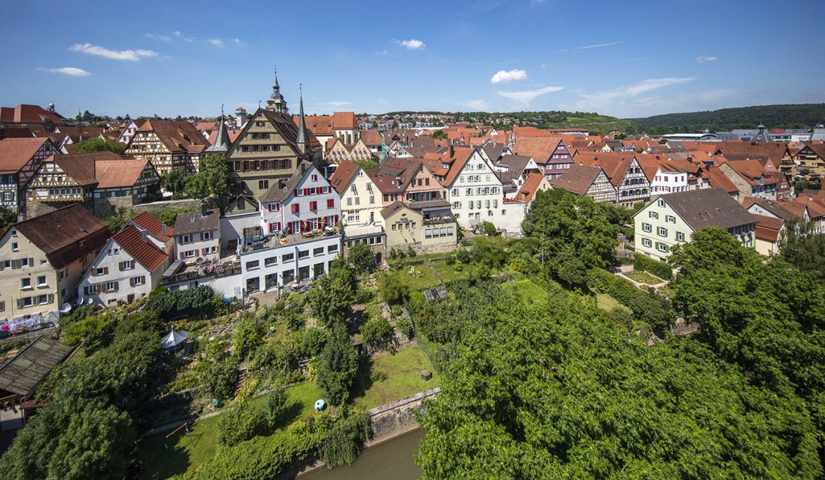 Luftaufnahme von Bietigheim-Bissingen mit historischen Fachwerkhäusern und grüner Landschaft unter blauem Himmel., © 3B-Tourismus-Team