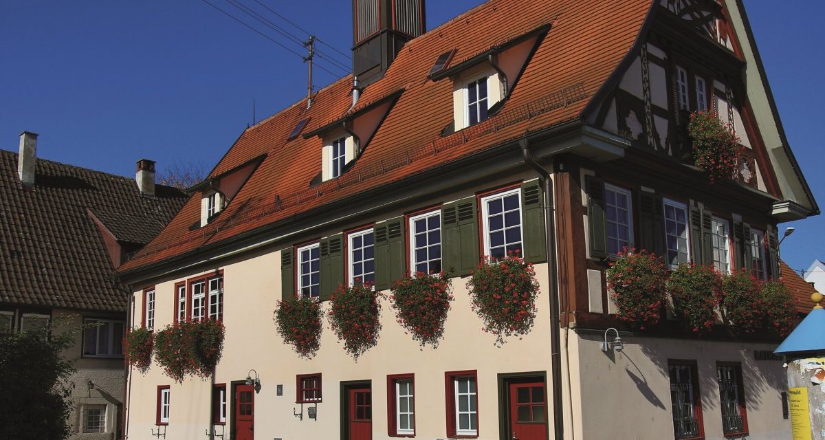 Historisches Rathaus in Ötlingen mit Fachwerk, roten Fensterläden und Blumendekorationen an den Fenstern., © Stadt Kirchheim unter Teck Historisches Rathaus in Ötlingen mit Fachwerk, roten Fensterläden und Blumendekorationen an den Fenstern., © Stadt Kirchheim unter Teck
