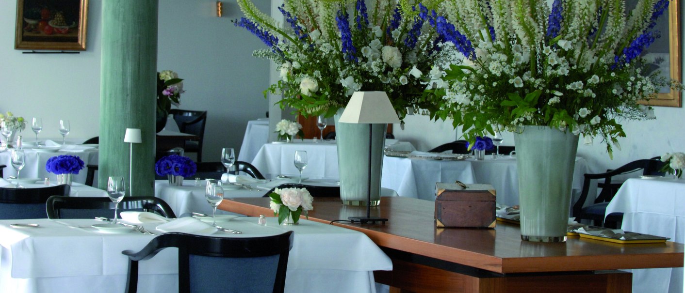 Elegantes Restaurant mit wei&szlig;en Tischdecken, gro&szlig;en Blumenarrangements und stilvoller Dekoration. Die Atmosph&auml;re wirkt gehoben und einladend., &copy; Vincent Klinik