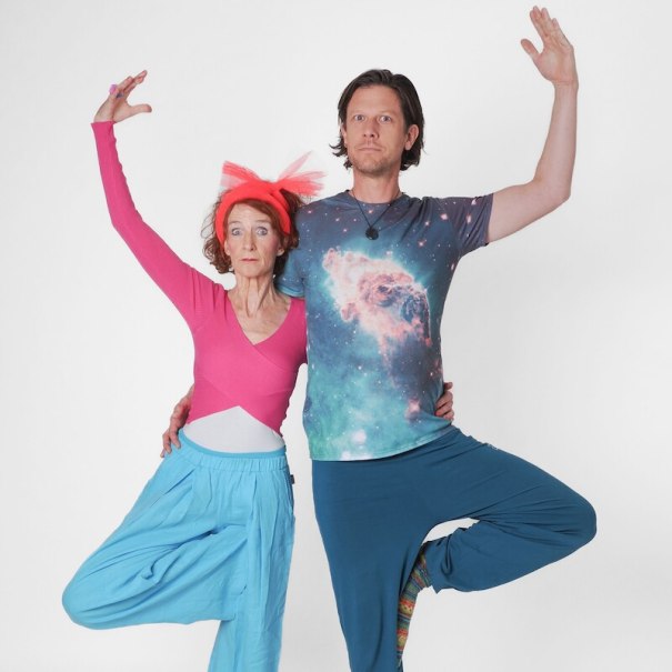 Zwei Personen stehen in einer Yoga-Pose. Die Frau tr&auml;gt ein pinkes Oberteil und blaue Hose, der Mann ein T-Shirt mit Weltraummotiv., &copy; Mauerwerk GmbH